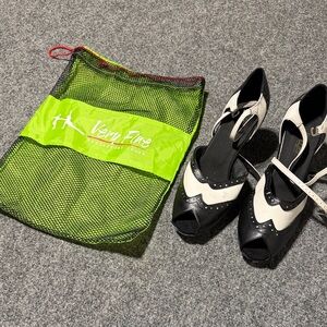 Very Fine Women's Black and White Heels